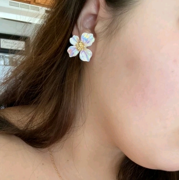 💖2/$30 Boho Gold white Daisy Flower dainty iridescent Stud cottagecore earrings - Picture 4 of 16
